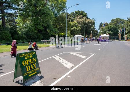 Melbourne, Australia - 26 gennaio 2020: Il Governo House apre un cartello diurno che conduce i visitatori all'ingresso Foto Stock