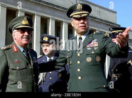 Repubblica ellenica di Grecia esercito gen. Ioannis Veryvakis, Capo della Hellenic generale del Personale, viene accolto da U.S. Esercito gen. Colin Powell, Presidente del Comune di capi di Stato Maggiore, come egli arriva per una visita al Pentagono nel Febbraio 4, 1993. Foto Stock