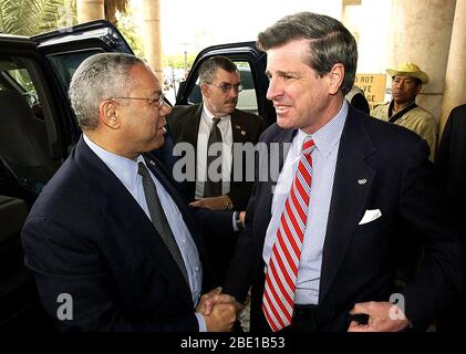 Il Segretario di Stato statunitense Colin Powell saluta ambasciatore statunitense in Iraq (IRQ), l'onorevole Paul Bremer al di fuori dell'Autorità provvisoria della coalizione (CPA) sede di Baghdad, Iraq durante l'Operazione Iraqi Freedom. Foto Stock