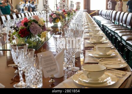 Melbourne, Australia - 26 gennaio 2020: Sala da pranzo della Government House tavolo telescopico primo piano Foto Stock