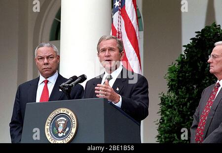 Come il Segretario di Stato Colin Powell e il Ministro del tesoro Paul O'Neill a guardare, Presidente George W Bush offre commento dal Giardino di Rose sett. 24, 2001, il presidente del ordine esecutivo per quanto riguarda gli Stati Uniti sanzioni finanziarie contro terroristi stranieri e i loro sostenitori. Foto Stock