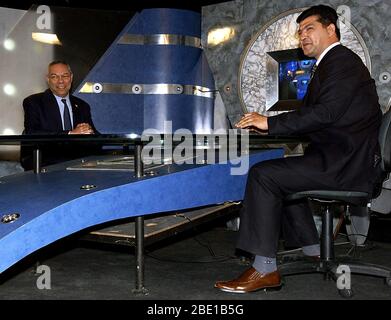 Karrem Hamidi di IMN la stazione televisiva di interviste il Segretario di Stato statunitense Colin Powell durante la sua visita a Baghdad in Iraq (IRQ) durante l'Operazione Iraqi Freedom. Foto Stock