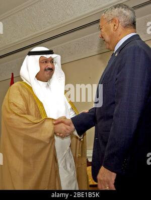 Gli onorevoli Colin Powell (a destra), il Segretario di Stato americano, saluta il presidente iracheno Sheik Ghazi al-Yawar (Ghazi Mashal Ajil al-Yawar), Presidente ad interim dell'Iraq, a Bagdad, Provincia di Baghdad, Iraq (IRQ), durante l'Operazione Iraqi Freedom. Foto Stock