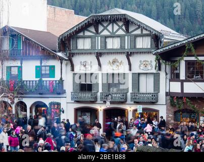 Leavenworth, WA, USA - 13 dicembre 2014: Le folle si riuniscono per la cerimonia di illuminazione durante il Festival di illuminazione natalizio nel villaggio bavarese di Leavenworth Foto Stock