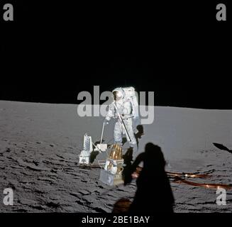 Astronauta Alan L. Fagiolo, modulo lunare pilota, distribuisce componenti di Apollo superficie lunare esperimenti Package (ALSEP) durante il primo Apollo 12 extravehicular attività (EVA) sulla luna. La foto è stata fatta da astronauta Charles Conrad Jr., commander, utilizzando un 70mm palmare fotocamera Hasselblad modificati per superficie lunare di utilizzo. Foto Stock