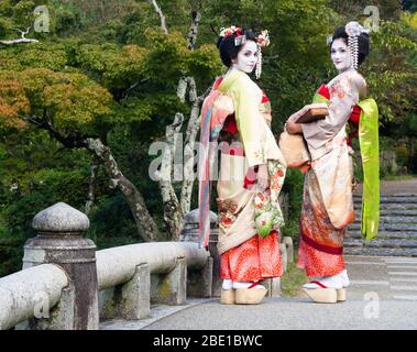 Kyoto, Giappone - 30 settembre 2015: Turisti occidentali vestiti come maiko nel parco di Maruyama Foto Stock