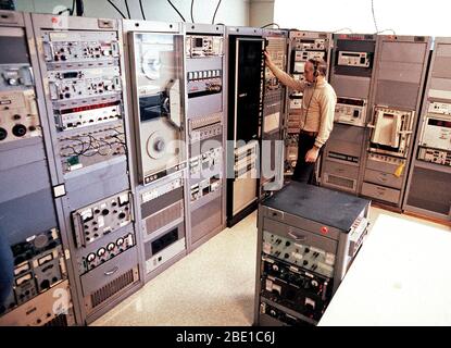 Ebend Hiscock funziona su un computer il pannello nella camera di telemetria, Air Force Geofisica Laboratorio (AFGL). Foto Stock