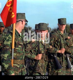 Le reclute Marine vestire i loro ranghi durante la formazione di base presso la Marine Corps reclutare Depot. Foto Stock