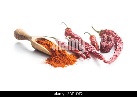 Peperoncino rosso secco e peperoncino in polvere in legno isolato su fondo bianco. Foto Stock