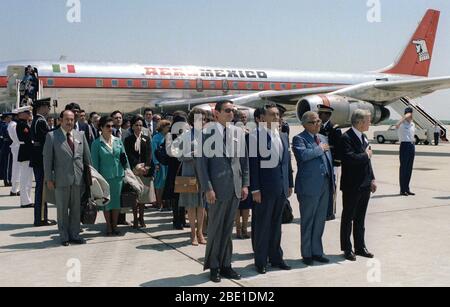 1980 - Congresso messicano membri onorare la bandiera degli Stati Uniti al loro arrivo negli Stati Uniti per una visita. Foto Stock