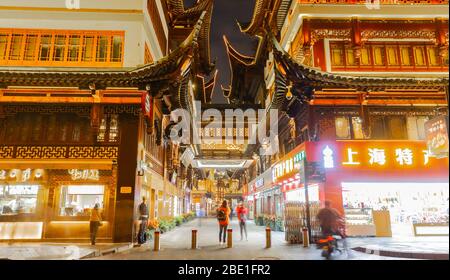 Shanghai, Cina visualizza presso il tradizionale' Yuyuan Garden District. Foto Stock