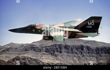 1980 - un angolo di alta vista laterale sinistra di un F-111un aeromobile banking a sinistra vicino alla Nellis Air Force Base Foto Stock