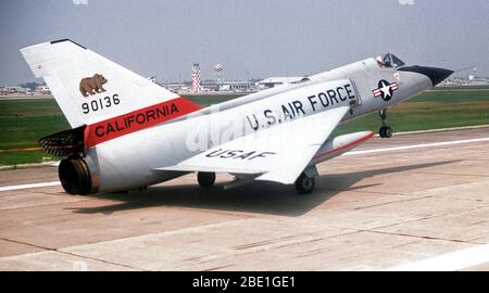 1980 - A destra vista posteriore di un F-106 Delta Dart aerei di atterraggio dopo una missione di addestramento. Un serbatoio carburante ausiliario è su ciascuna ala. Il velivolo è assegnato alla 194th Fighter Interceptor Squadron, California Air National Guard. Foto Stock