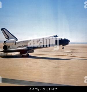 Vista anteriore destra dello Space Shuttle Columbia atterraggio su una pista a livello nazionale Aeronautica e spazio dell Amministrazione di Dryden Flight Research Center. Gli astronauti comandante equipaggio John W. Young e Robert L. Crippen, a bordo della navetta, erano sulla prima missione spaziale per testare la navetta del sistema. Foto Stock