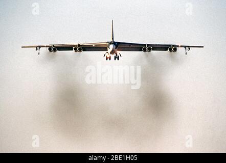 1981 - una vista frontale di una B-52H Stratofortress gli aeromobili in avvicinamento l'aviosuperficie a terra durante l'esercizio fisico occupato Prairie II Foto Stock