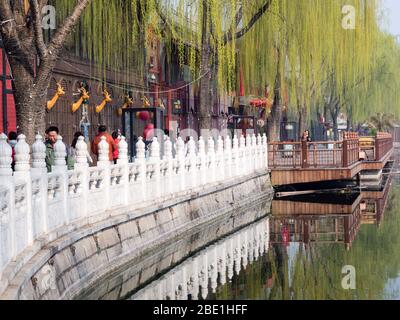 Pechino, Cina - 26 marzo 2015: Mattinata rilassata nel vecchio quartiere di Shichahai Foto Stock