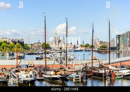 Vista verso il centro di Amsterdam dal Museo Nazionale Marittimo (Het Scheepvaartmuseum) Foto Stock