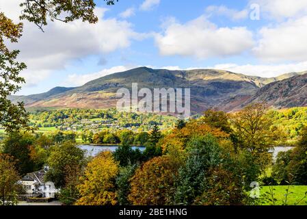 Vista autunnale sull'acqua di Coniston nel Distretto dei Laghi Inglese con Coniston Old Man e BRM cadde sullo skyline Foto Stock