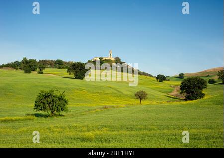 Italia, Basilicata, Sant'Arcangelo, campi di grano e monastero di Santa Maria di Orsoleo Foto Stock