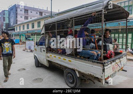 Bangkok, Thailandia - 27 febbraio 2020: Un camion carico di lavoratori e attrezzature su una strada a Bangkok, Thailandia Foto Stock