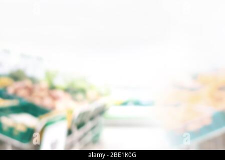 Immagine sfocata di corridoio nel reparto di cibo fresco del supermercato per sfondo Foto Stock