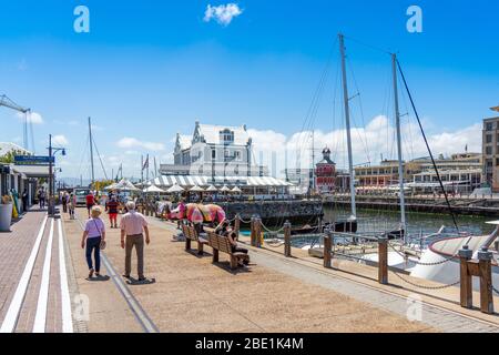 Città del Capo, Sud Africa - 29 gennaio 2020: La gente cammina lungo la passeggiata di Victoria & Alfred. Spazio di copia per il testo Foto Stock