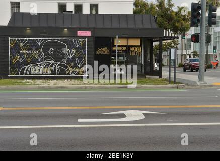 Beverly Hills, Stati Uniti. 11 Aprile 2020. Una zona normalmente frequentata da grandi gruppi di turisti che scattano foto è priva di attività durante la pandemia di coronavirus a Beverly Hills, Venerdì 10 aprile 2020. Foto di Jim Ruymen/UPI Credit: UPI/Alamy Live News Foto Stock