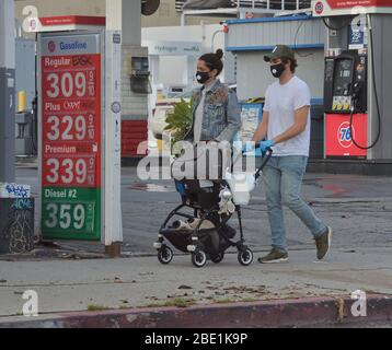 Los Angeles, Stati Uniti. 11 Aprile 2020. Una coppia che indossa le maschere cammina con il loro bambino durante la pandemia di coronavirus a Los Angeles il venerdì 10 aprile 2020. Foto di Jim Ruymen/UPI Credit: UPI/Alamy Live News Foto Stock