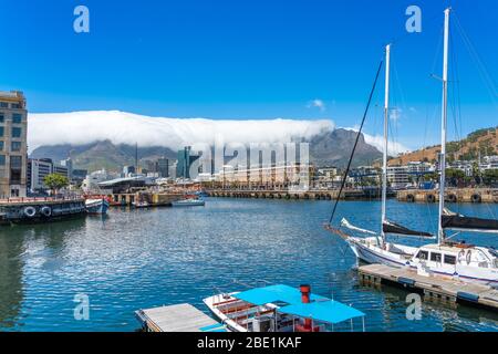 Città del Capo, Sud Africa - 29 gennaio 2020: Table Mountain al Lungomare Victoria & Alfred. Spazio di copia per il testo Foto Stock