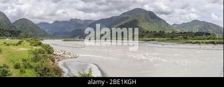 Paesaggio con il grande fiume Wanganui, girato in luce di primavera vicino Harihari, Costa occidentale, Isola del Sud, Nuova Zelanda Foto Stock