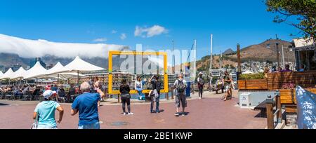 Città del Capo, Sud Africa - 29 gennaio 2020: Cornice gialla per fare foto di Table Mountain sul lungomare di Città del Capo. Spazio di copia per il testo Foto Stock