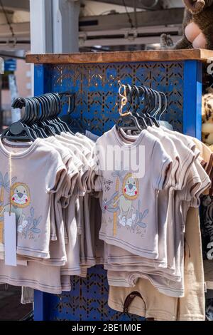 Maglioni per bambini in vendita nel negozio, Città del Capo, Sud Africa. Verticale Foto Stock