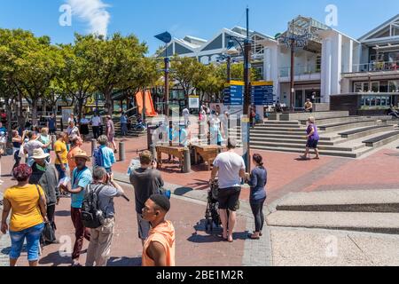 Città del Capo, Sudafrica - 29 gennaio 2020: I musicisti di strada suonano uno strumento marimba africano Foto Stock