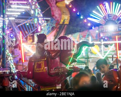 Mumbai, India - 01 dicembre 2019: I bambini indiani che si godono giostra in elefante al parco divertimenti Foto Stock