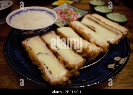 Formaggio giapponese cotoletta di maiale Tonkatsu in un ristorante a Seoul, Corea Foto Stock