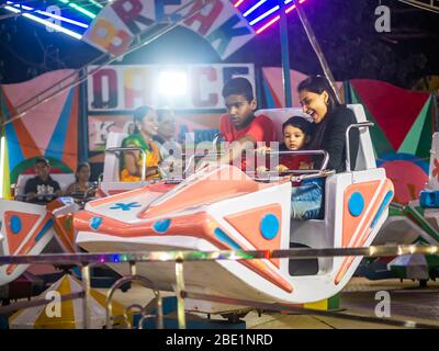 Mumbai, India - 01 dicembre 2019: La famiglia indiana si divereggia al parco divertimenti Foto Stock