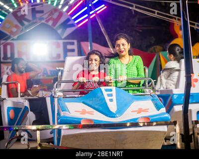 Mumbai, India - 01 dicembre 2019: La famiglia indiana si divereggia al parco divertimenti Foto Stock