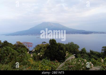 Vista di Sakurajima dalla terraferma di Kagoshima, Kyushu, Giappone Foto Stock