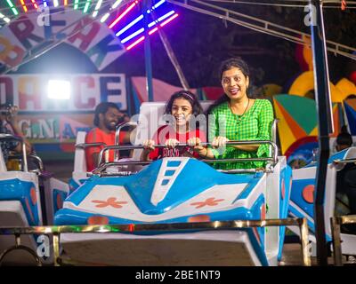 Mumbai, India - 01 dicembre 2019: La famiglia indiana si divereggia al parco divertimenti Foto Stock