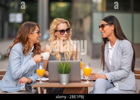 Incontro d'affari in una caffetteria. I colleghi d'affari si rilassano dopo una dura giornata di lavoro. Foto Stock