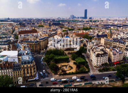 Effetto tilt-Shift / effetto obiettivo tilt-shift miniaturizzato dell'architettura di Parigi, Francia. Edifici tradizionali, strade, piazza. Foto Stock