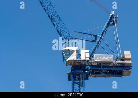 Cabina e sezione centrale di una gru a torre nel cantiere di Southend. Trident Lifting Solutions Ltd. Sito della sede di intrattenimento Esplanade, appartamenti Foto Stock