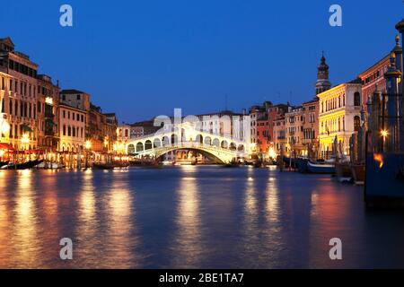 I/Venedig: Rialtobrücke am Abend FarbBalance: Tiefen: +36; +24; +17.; Mitte 0; 1; 0. Lichter:0; 0; +6.Helligkeit: +51. Knotrast +24 Foto Stock