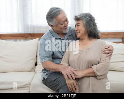 Ritratto di anziani coppia asiatica anziana felice insieme a casa. Foto Stock