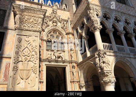 I/Venedig: Dogenpalast; Markuslöwe und Doge über der porta della carta, Foto Stock