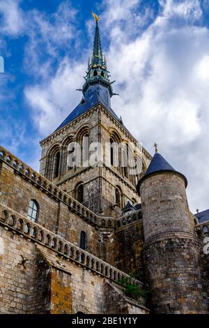 Mont Saint-Michel, Francia - 28 maggio 2018: Torre del Monastero e spire Foto Stock