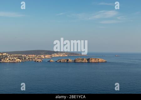 Vista aerea su rocce, scogliere, isola e acqua di mare durante il tramonto dal punto di vista Cap andritxol a Camp de Mar, Maiorca, Spagna. Foto Stock