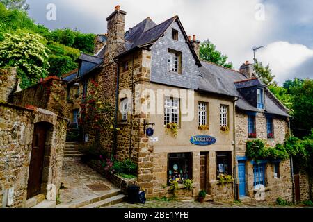 Dinan, Bretagna, Francia - 31 maggio 2018: Vecchia casa sulla strada medievale di Rue de Jerzual a Dinan, Bretagna, Francia. Foto Stock