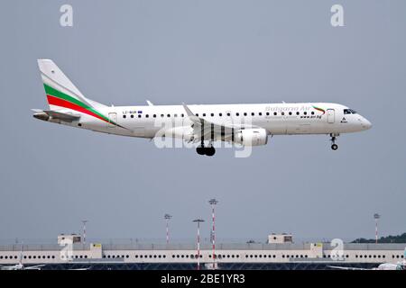 LZ-BUR Bulgaria Air Embraer 190-195 a Malpensa (MXP / LIMC), Milano, Italia Foto Stock