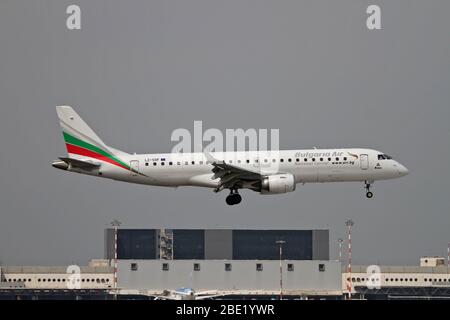 LZ-SOF Bulgaria Air Embraer 190-195 a Malpensa (MXP / LIMC), Milano, Italia Foto Stock